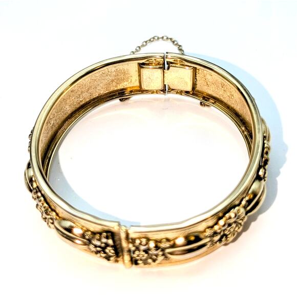 VTG Repousse Art Nouveau Raised Floral Design Gold Tone Bangle Bracelet Safety - Picture 2 of 5